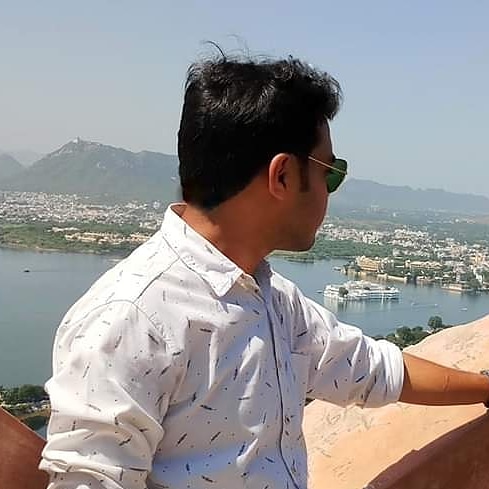 सब खामोश है यहाँ,  कोई आवाज नहीं करता,  सच बोलकर कोई किसीको,  नाराज नहीं करता