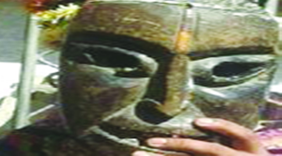 चेहरे पर चेहरा