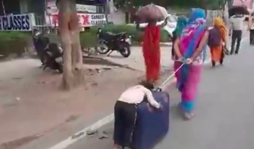 बाबा का कंधा... बाबा की मस्ती...